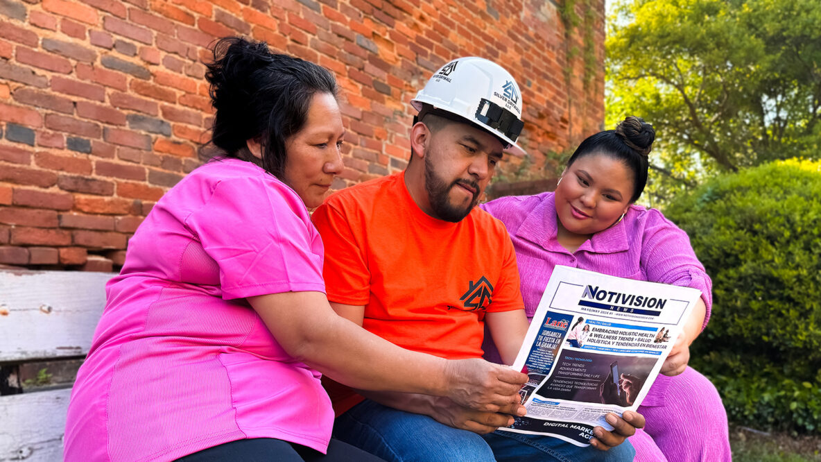 Middle Georgia community members reading Notivision News, a bilingual newspaper. Credit: Notivision.