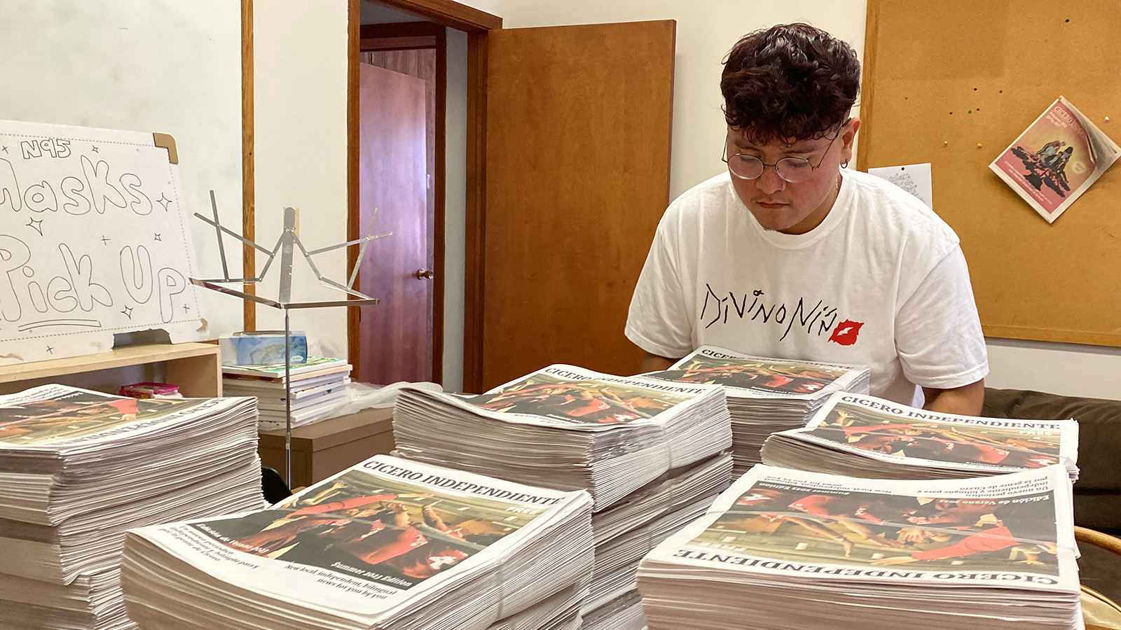 Cicero Independiente Editor Luis Velazquez sorts bilingual print editions for distribution. Credit: April Alonso for Cicero Independiente