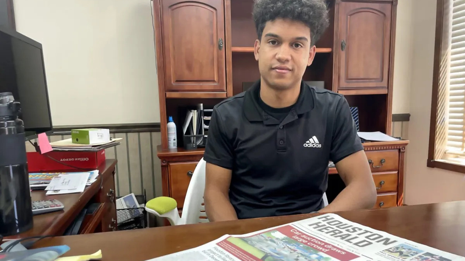 Isaiah Buse, owner/editor, at his desk in Houston, Missouri. Image: Steve Pokin / Springfield Daily Citizen